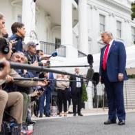 Trump insiste en que redoblará redadas migratorias en ciudades con gobiernos demócratas