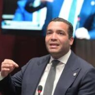Diputado Charlie Mariotti llega al Congreso en motocicleta y envía mensaje de compromiso ciudadano
