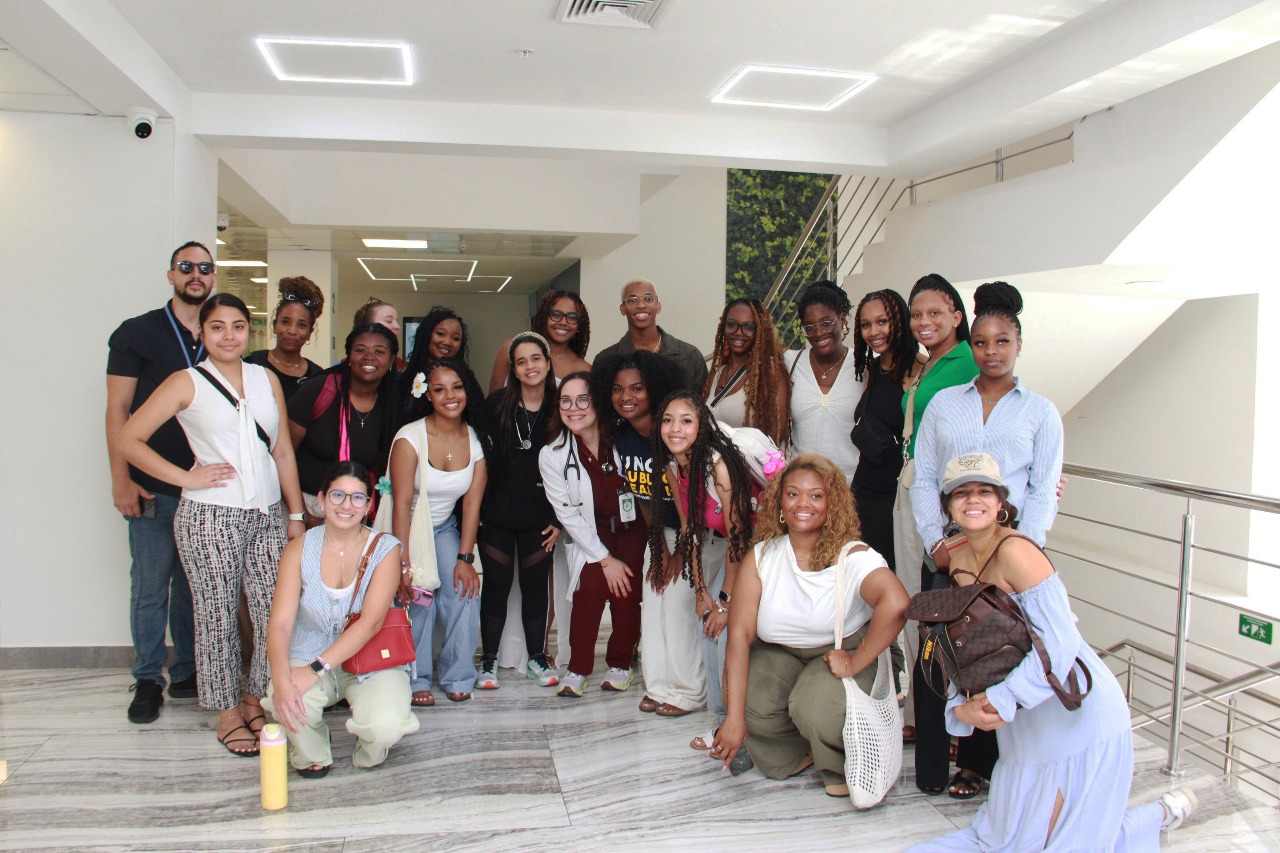 Estudiantes estadounidenses realizan visita a Unión Médica en Santiago