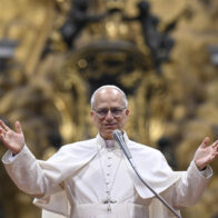 Papa León pide a las fuerzas del orden responder al crimen con honestidad