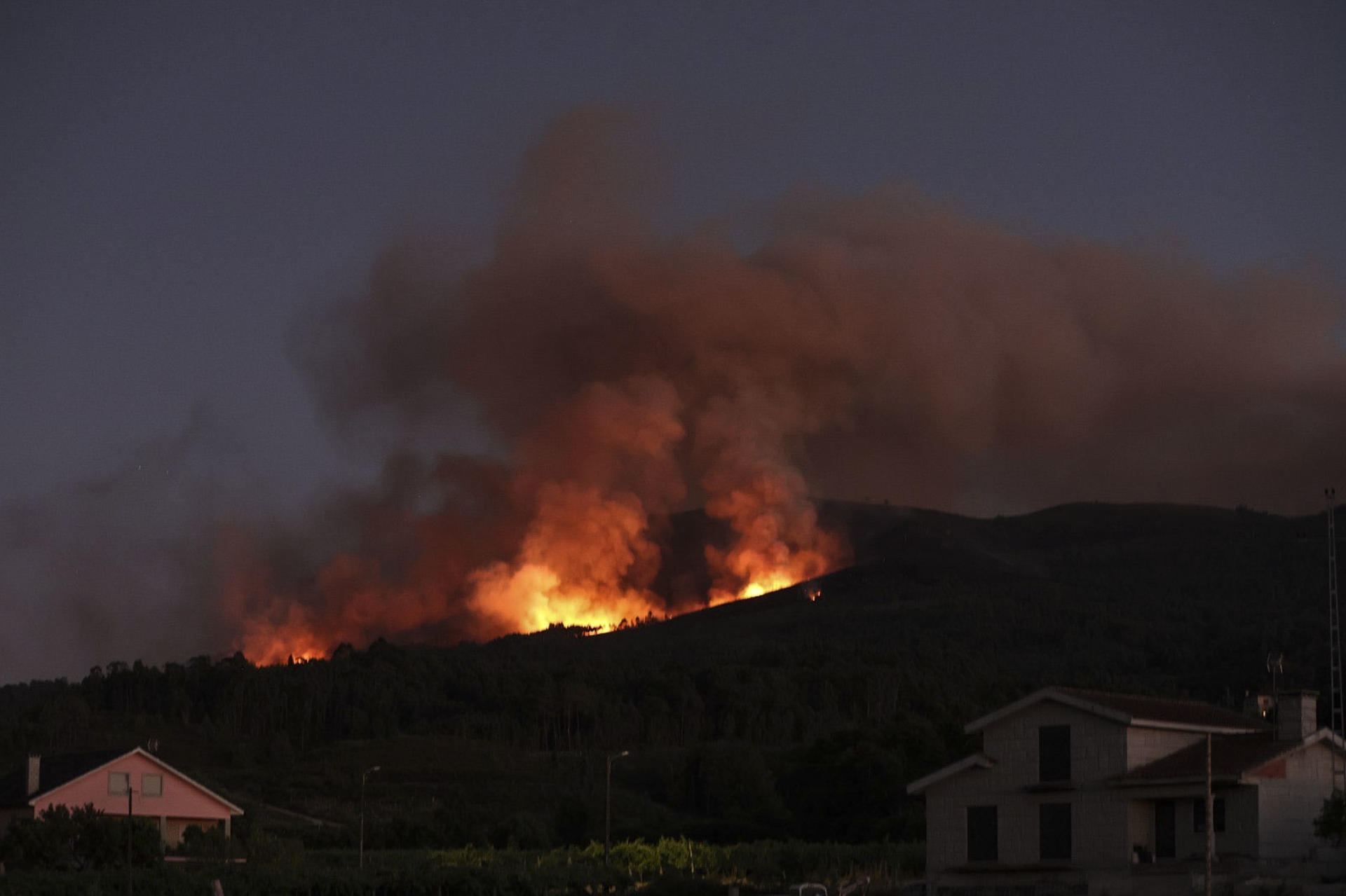 Más de 1.500 bomberos combaten cinco grandes incendios en Portugal