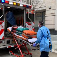 Joven muere apuñalado y otros dos resultan heridos en violento altercado en Queens