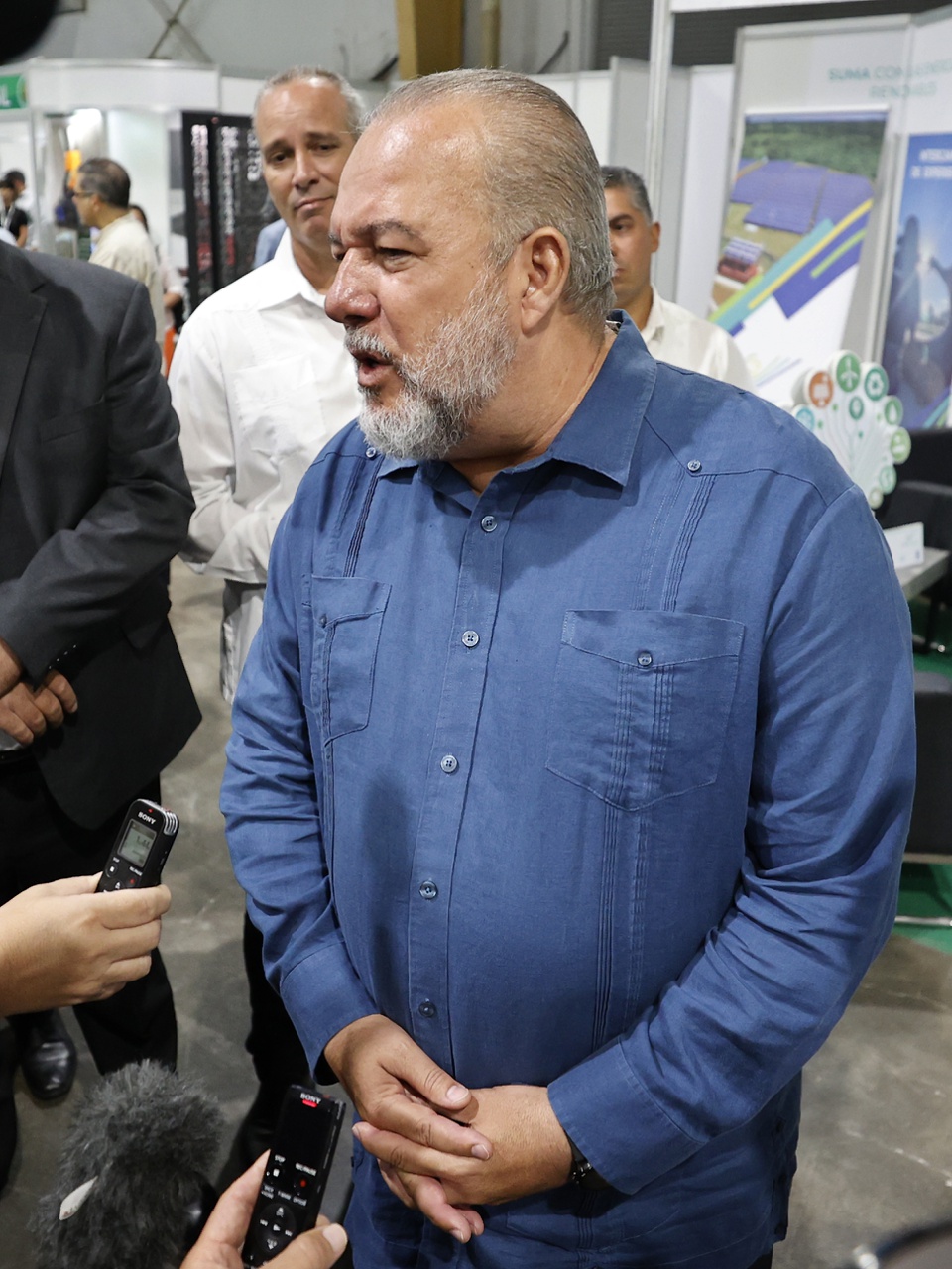 El Gobierno cubano reconoce que debe corregir "deficiencias" propias para superar la crisis