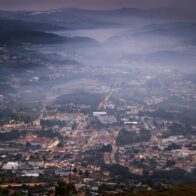 Más de 2.800 bomberos combaten las llamas en 35 incendios forestales en Portugal