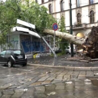 Tormenta violenta en Milán deja una mujer muerta tras caerle un árbol