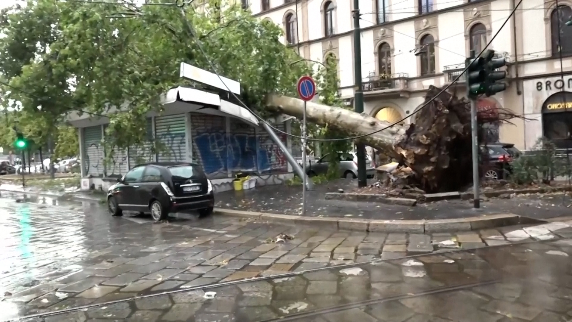 Tormenta violenta en Milán deja una mujer muerta tras caerle un árbol
