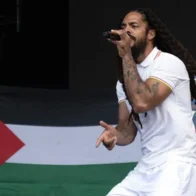 EE.UU. revoca visas del cantante Bob Vylan tras polémico cántico en Glastonbury