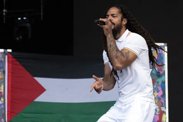 EE.UU. revoca visas del cantante Bob Vylan tras polémico cántico en Glastonbury