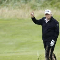 Trump juega al golf por segundo día en Escocia antes de reunirse con Von der Leyen