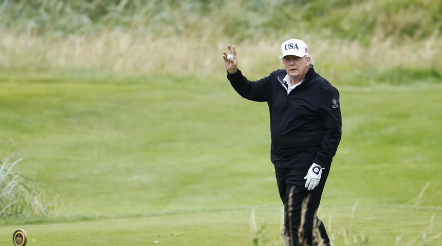Trump juega al golf por segundo día en Escocia antes de reunirse con Von der Leyen