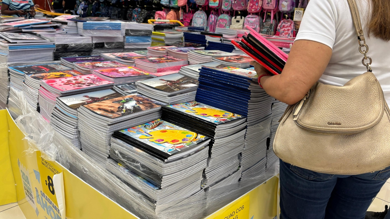 Este sábado tiendas del país se abarrotaron de padres en busca de útiles escolares