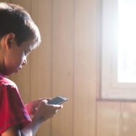 Alarma médica: aumentan los casos de niños con problemas cervicales por uso excesivo de celulares