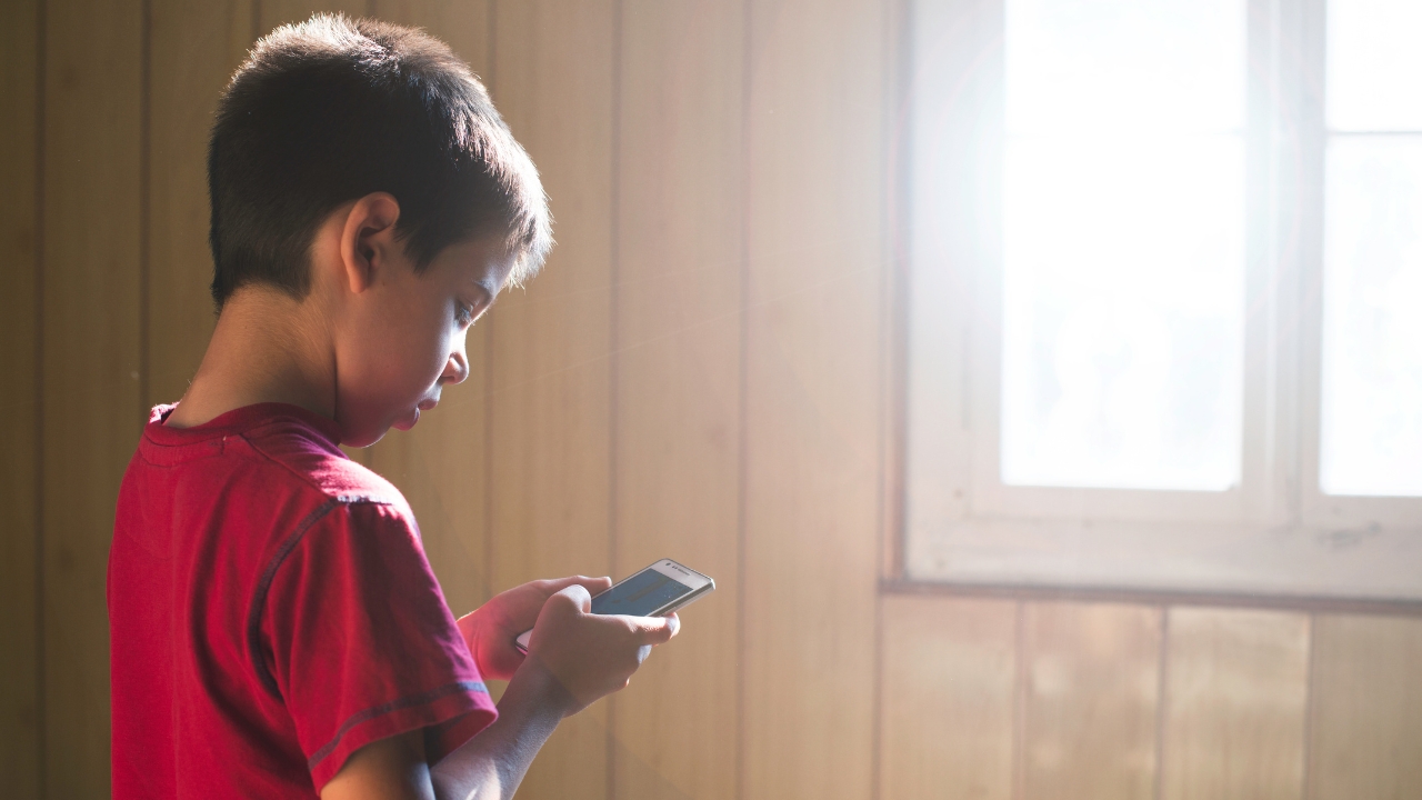 Alarma médica: aumentan los casos de niños con problemas cervicales por uso excesivo de celulares