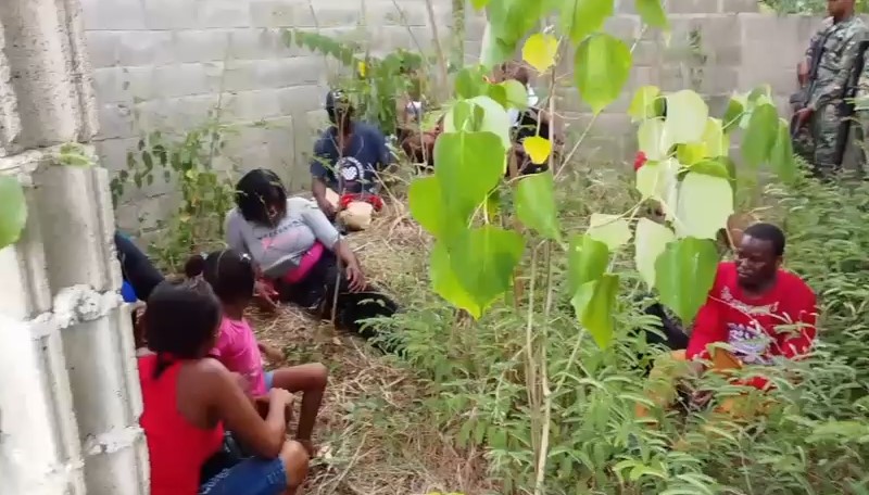 Ejército detiene grupo de 15 haitianos indocumentados en construcción en Dajabón