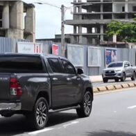 Pese a prohibición de las autoridades, vehículos pesados continúan circulando por el Malecón de Santo Domingo