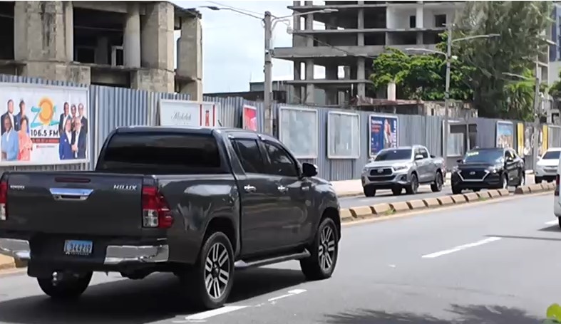Pese a prohibición de las autoridades, vehículos pesados continúan circulando por el Malecón de Santo Domingo