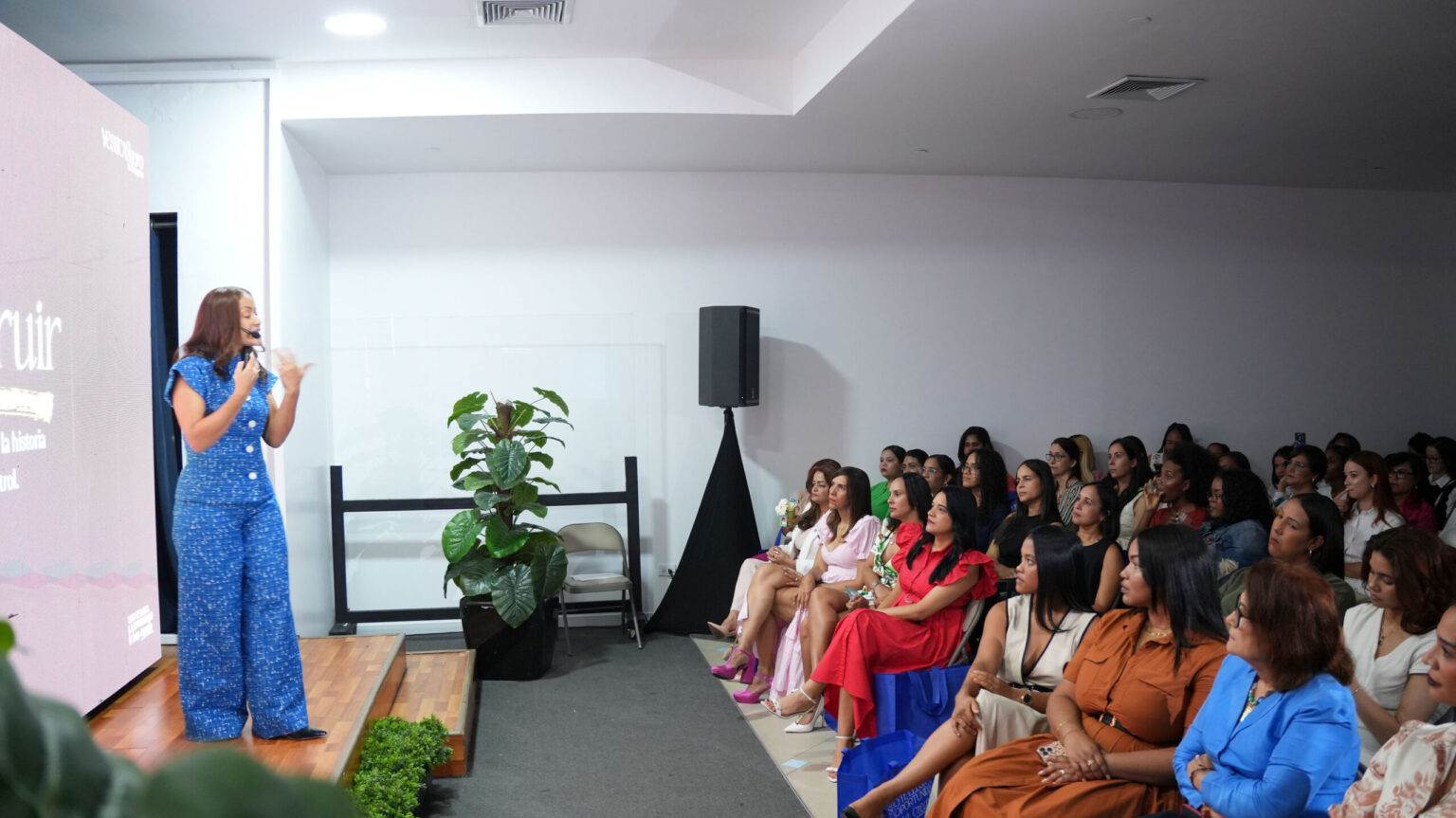 “Si no te llega la oportunidad, créala”: mujeres dominicanas rompen barreras en inspiradora conferencia