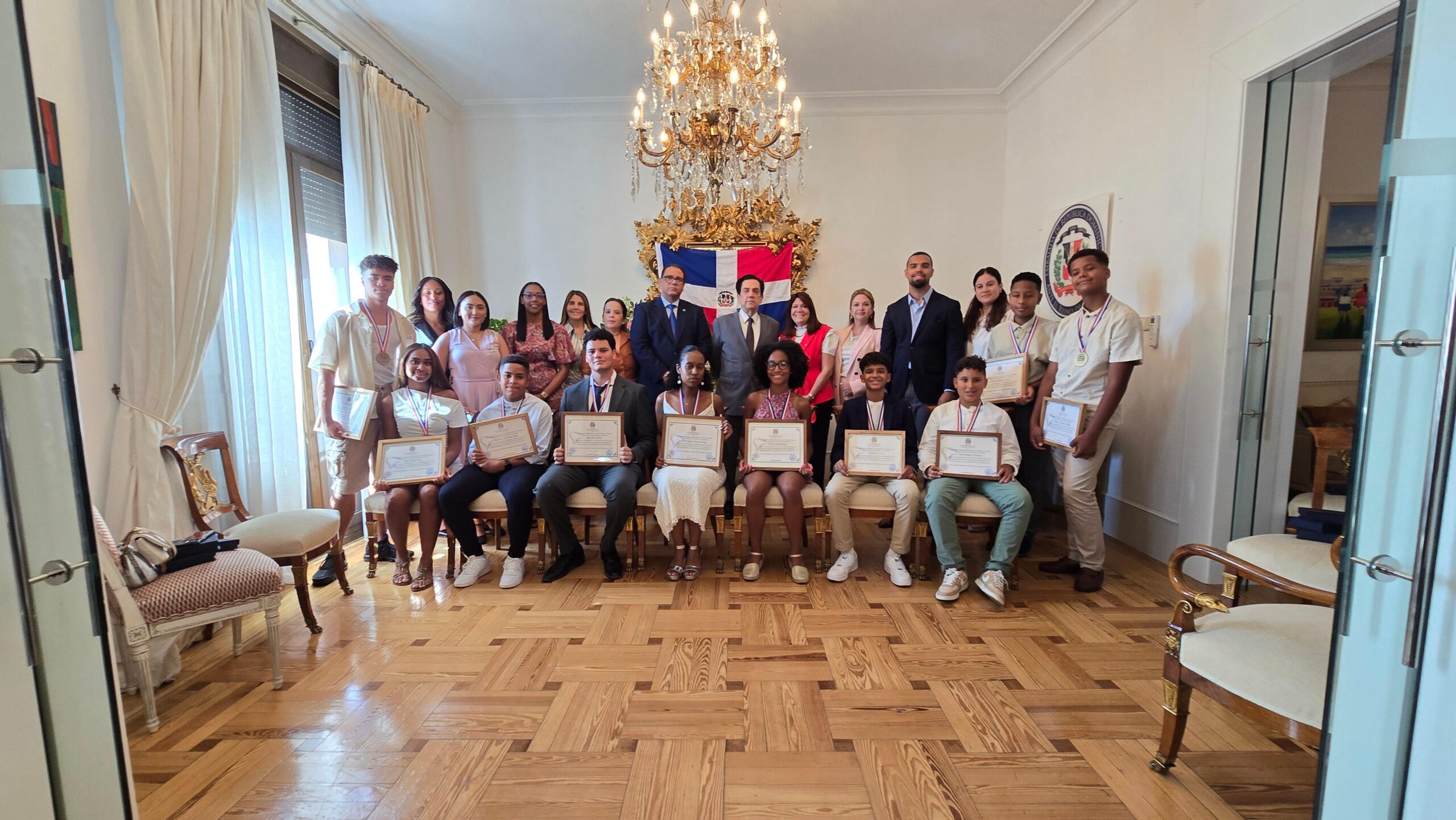 Embajada dominicana en España reconoce a estudiantes destacados con el Premio al Mérito Escolar 2025 