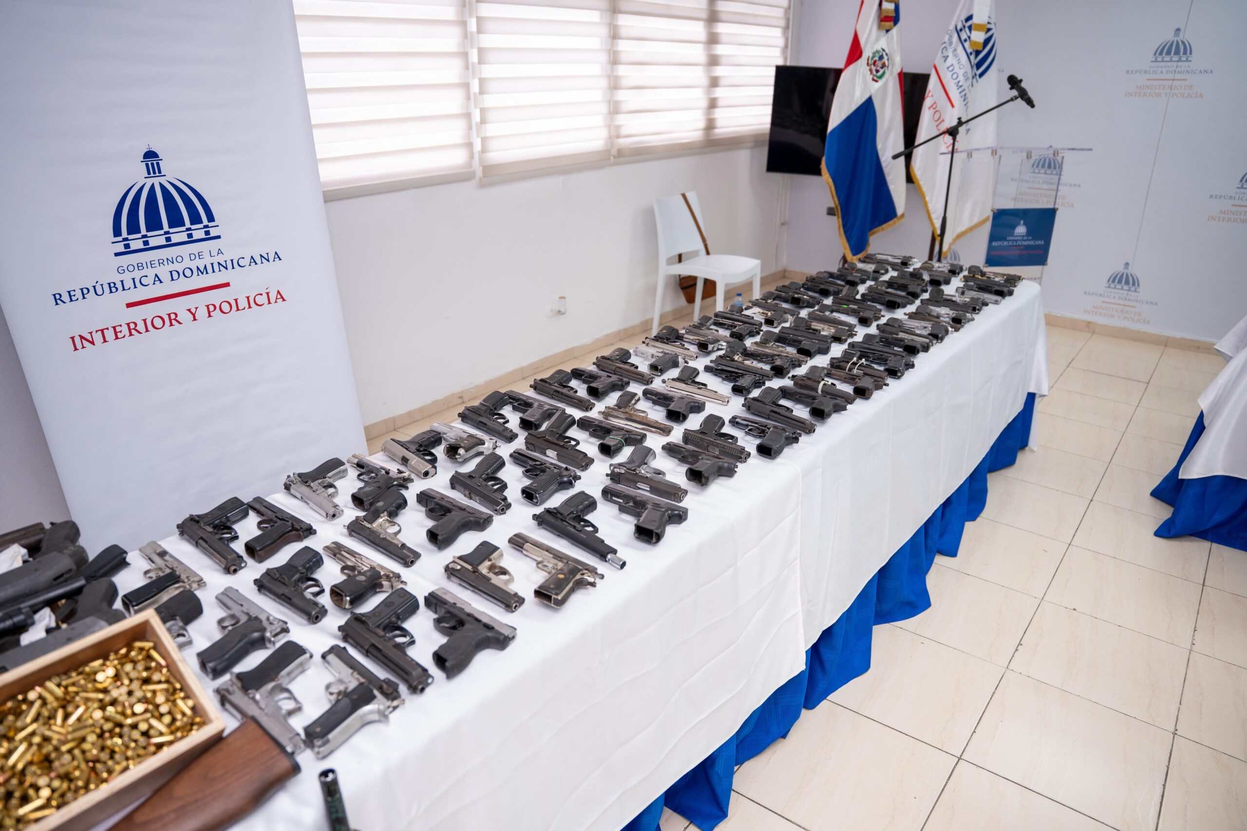 Interior y Policía recibe 218 armas de fuego y 5,820 municiones que fueron sacadas de las calles