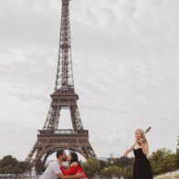 Periodista Cristian Cabrera se compromete con su novia Sthefanie Soto en París