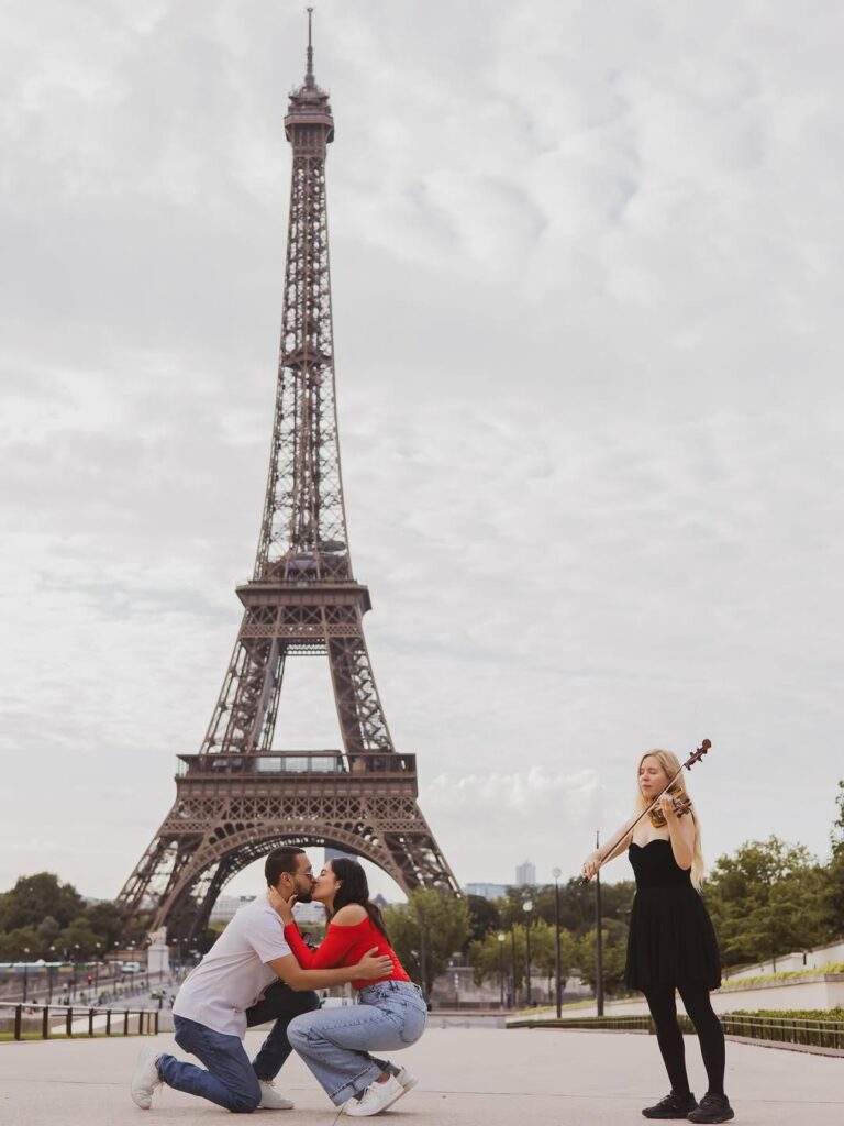 Periodista Cristian Cabrera se compromete con su novia Sthefanie Soto en París