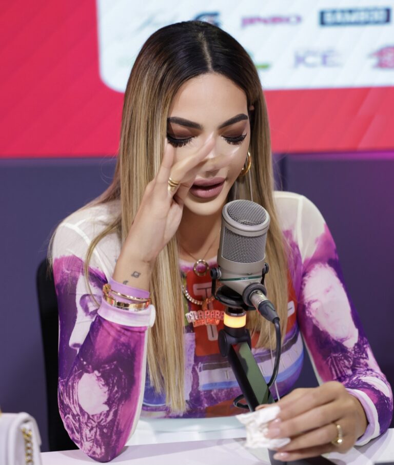 Sandra Berrocal se va en llanto en Sin Filtro por comentarios tras entrevista al padre de su hija