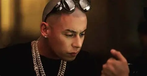 Cosculluela lanza nuevo sencillo y anuncia gira mundial