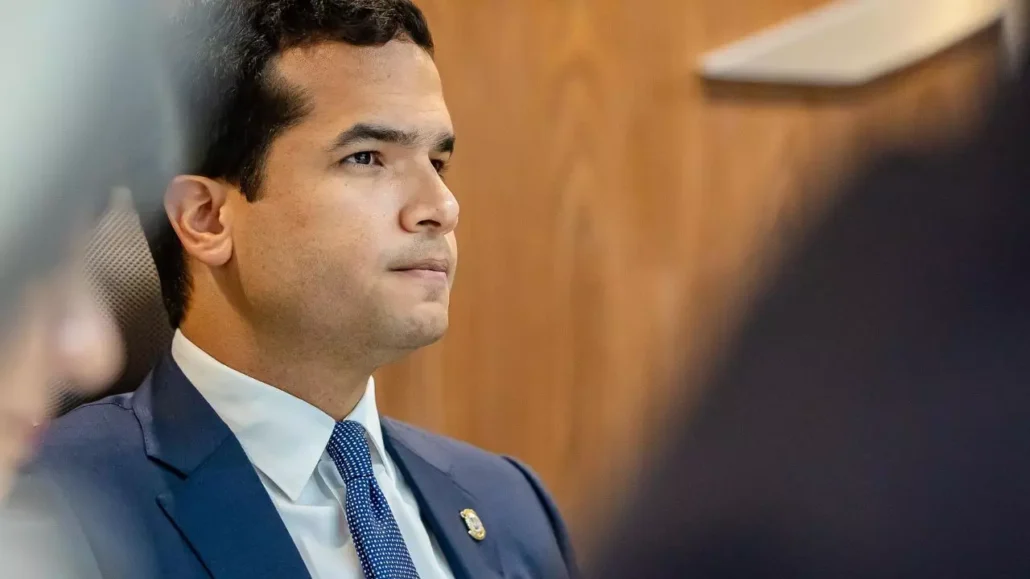 Omar Fernández denuncia crisis de cupos en escuelas públicas a 45 días del inicio del año escolar