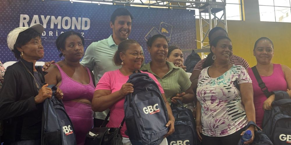 Con entusiasmo reciben más de 1,400 mochilas escolares en jornada de la Fundación GBC