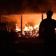 Más de 300 bomberos siguen luchando contra el incendio en el sur de Grecia