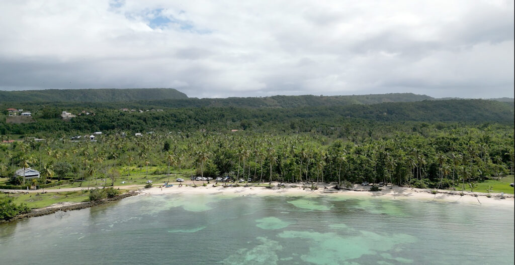 Esta provincia es reconocida internacionalmente como uno de los destinos turísticos más trascendentales y diversos, ya que combina playas de arena blanca y agua turquesa, paisajes naturales exuberantes, hoteles de lujo y una vibrante vida nocturna.
La costa de Samaná posee una gran importancia medioambiental. Sus asombrosos espacios ofrecen no solo áreas recreativas para el disfrute familiar y biodiversidad de especies, sino también un espectáculo natural con actividades de diferentes niveles de dificultad —baja, media y alta—, según la aventura que se prefiera.
Entre los destinos más sobresalientes para disfrutar en esta zona tropical se pueden elegir: el Parque Nacional Cabo Cabrón, el Mirador Mi Paraíso, el Salto El Limón, los manglares del Parque Nacional Bajo Yuna, los atardeceres en Las Terrenas o en los emblemáticos puentes de Santa Bárbara, visitar las casas victorianas, Cayo Levantado, escalar en playa Frontón y conocer la iglesia metodista más antigua, conocida como ‘La Churcha’.
Esta provincia alberga algunos de los litorales más impresionantes del Caribe. Catalogada como una de las mejores del mundo por la revista National Geographic, Playa Bonita es una de sus joyas naturales.
Pero esto no es todo. En este territorio costero se puede realizar la ruta de las siete playas, que incluye Playa Caletón, Playa Escondida, Playa Colorada 1 y 2, Playa Niningi, Playa del Amor y Playa Breman.
Otras playas destacadas son Rincón, Las Ballenas, El Valle, Morón, Las Galeras y El Ermitaño. Estos paisajes costeros, junto con el Parque Nacional Los Haitises y la observación de ballenas jorobadas en la bahía de Samaná, consolidan a la provincia como un destino turístico de primer nivel.
Sus destinos más visitados
Salto El Limón: es la locomotora económica del municipio El Limón, ya que impulsa el turismo comunitario sostenible. Alrededor de 500 comunitarios laboran allí, y está ubicado en el corazón de la Sierra de Samaná. Cuenta con 50 metros de altura y es considerado el salto de agua más famoso del Caribe.
Las Terrenas: epicentro de las grandes fiestas playeras en Semana Santa, siendo un punto neurálgico durante este asueto. Se caracteriza por sus hermosas playas, alojamientos para distintos presupuestos, facilidades de alquiler y desplazamientos en vehículos 4x4, además de su ambiente nocturno.
Las Galeras: este distrito municipal, con una fuerte actividad pesquera, destaca por la Bahía de Rincón, declarada como una de las 10 playas más hermosas del mundo por la revista de viajes Condé Nast Traveler. Sus aguas cálidas, arena blanca y la confluencia del río Arroyo Frío con el mar turquesa la convierten en un paraíso.
Las autoridades
Los 114,468 habitantes que, según el X Censo Nacional de Población y Vivienda de 2022, posee la provincia son representados en el Senado por Pedro Catrain, del Partido Revolucionario Moderno.
En la Cámara de Diputados, Samaná cuenta con dos representantes, ambos del PRM: Cecilio García Javier y Carmen Lidia Williams. El alcalde de Samaná es Nelson Núñez, quien además preside la Federación Dominicana de Municipios.
Bajo la responsabilidad de ser la lideresa administrativa y política de la provincia, y máxima representación ante el Poder Ejecutivo, se encuentra Elsa de León Abreu, quien desde 2020 ha estado a cargo de dichas funciones.
Aunque estas autoridades cuentan con respaldo popular, algunos munícipes consideran necesario un mayor acercamiento con la ciudadanía al momento de tomar decisiones, así como la implementación de políticas públicas que mejoren el manejo de los residuos sólidos.
Impulso al turismo
En una entrevista exclusiva para De Último Minuto, el senador Pedro Catrain explicó que, con las obras de infraestructura actualmente en desarrollo —como el acueducto de Juana Vicenta y el de Sánchez, la terminal de cruceros de Arroyo Barril y el pueblo de pescadores en Las Terrenas—, se marcará el inicio de una nueva etapa para el turismo en la provincia.
Espera que en diciembre de este año se reciba el primer crucero en la terminal de Arroyo Barril.
“En este momento también se está tratando de ampliar la capacidad hotelera. Solo en Las Terrenas, dentro de dos años, se podrá contar con alrededor de 6,500 habitaciones, lo que permitirá un mayor flujo de vuelos en el Aeropuerto Internacional El Catey, nuestro enlace con el exterior”, dijo Catrain.
Recientemente, el legislador sometió un proyecto para elevar el Distrito Municipal de Arroyo Barril a municipio, con el objetivo de darle una mayor categoría administrativa y sumar un cuarto municipio a la provincia.
“He propuesto la creación de una universidad tecnológica y turística en Samaná, que permita formar los recursos humanos capacitados que esta expansión económica y turística requerirá”, añadió.
En cuanto a inversión pública, recientemente fue inaugurado el Malecón de Samaná, con un costo de RD$600 millones, en un acto encabezado por el presidente Luis Abinader, que incluyó la entrega del remozamiento de la Iglesia Santa Bárbara y de la glorieta frente a la iglesia.
Sin embargo, a pesar del crecimiento turístico y de sus paisajes de ensueño, Samaná enfrenta importantes desafíos.
Wilfredo Benjamín Kelly, guía nacional de turismo (@Locomonteando), reveló a De Último Minuto que la conservación y protección del medioambiente, el desarrollo económico desequilibrado y la falta de preservación de la identidad cultural son algunos de los desafíos sociales que deben enfrentarse.
Por otro lado, el abogado Héctor Bienvenido Fermín, propietario del alojamiento Apartamento Fermín, destacó que la falta de impulso y promoción del Aeropuerto El Catey, el alto costo de los peajes, los apagones constantes, la falta de agua potable y los errores de planeamiento urbano confluyen entre los mayores retos que se enfrentan en Las Terrenas y en la provincia en general.
Para el senador Catrain, los retos medioambientales, la falta de recursos para la vigilancia de los recursos naturales, la conservación y el cuidado del medioambiente, además de la depredación de la pesca, son los grandes desafíos que enfrenta la provincia.
Samaná
Es un tesoro en el Caribe, una joya preciada con una ubicación geográfica paradisíaca. Cuenta con uno de los climas más perfectos del globo terráqueo. Cuna de grandes personalidades destacadas en el país y en el mundo, es la casa del pescado con coco al estilo Samaná y del moro de guandules. Un destino inagotable.
