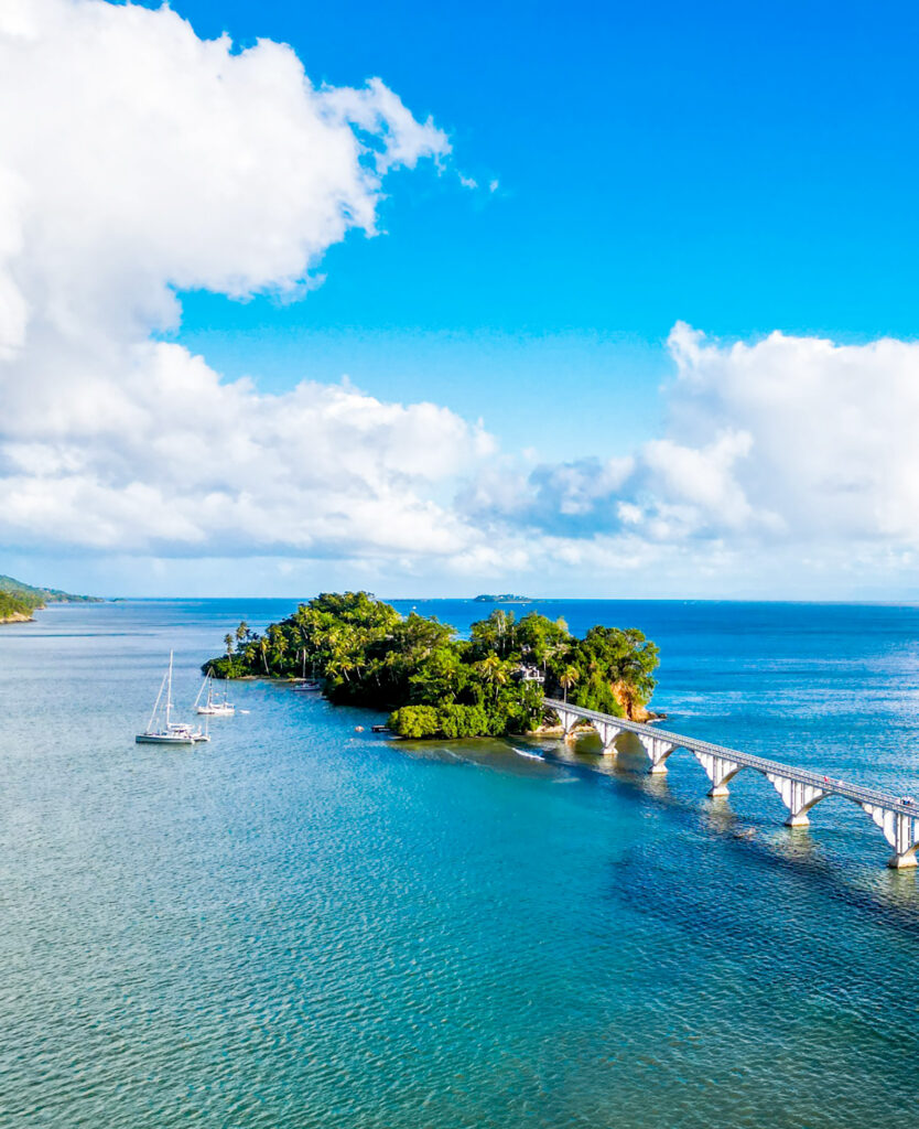 Esta provincia es reconocida internacionalmente como uno de los destinos turísticos más trascendentales y diversos, ya que combina playas de arena blanca y agua turquesa, paisajes naturales exuberantes, hoteles de lujo y una vibrante vida nocturna.
La costa de Samaná posee una gran importancia medioambiental. Sus asombrosos espacios ofrecen no solo áreas recreativas para el disfrute familiar y biodiversidad de especies, sino también un espectáculo natural con actividades de diferentes niveles de dificultad —baja, media y alta—, según la aventura que se prefiera.
Entre los destinos más sobresalientes para disfrutar en esta zona tropical se pueden elegir: el Parque Nacional Cabo Cabrón, el Mirador Mi Paraíso, el Salto El Limón, los manglares del Parque Nacional Bajo Yuna, los atardeceres en Las Terrenas o en los emblemáticos puentes de Santa Bárbara, visitar las casas victorianas, Cayo Levantado, escalar en playa Frontón y conocer la iglesia metodista más antigua, conocida como ‘La Churcha’.
Esta provincia alberga algunos de los litorales más impresionantes del Caribe. Catalogada como una de las mejores del mundo por la revista National Geographic, Playa Bonita es una de sus joyas naturales.
Pero esto no es todo. En este territorio costero se puede realizar la ruta de las siete playas, que incluye Playa Caletón, Playa Escondida, Playa Colorada 1 y 2, Playa Niningi, Playa del Amor y Playa Breman.
Otras playas destacadas son Rincón, Las Ballenas, El Valle, Morón, Las Galeras y El Ermitaño. Estos paisajes costeros, junto con el Parque Nacional Los Haitises y la observación de ballenas jorobadas en la bahía de Samaná, consolidan a la provincia como un destino turístico de primer nivel.
Sus destinos más visitados
Salto El Limón: es la locomotora económica del municipio El Limón, ya que impulsa el turismo comunitario sostenible. Alrededor de 500 comunitarios laboran allí, y está ubicado en el corazón de la Sierra de Samaná. Cuenta con 50 metros de altura y es considerado el salto de agua más famoso del Caribe.
Las Terrenas: epicentro de las grandes fiestas playeras en Semana Santa, siendo un punto neurálgico durante este asueto. Se caracteriza por sus hermosas playas, alojamientos para distintos presupuestos, facilidades de alquiler y desplazamientos en vehículos 4x4, además de su ambiente nocturno.
Las Galeras: este distrito municipal, con una fuerte actividad pesquera, destaca por la Bahía de Rincón, declarada como una de las 10 playas más hermosas del mundo por la revista de viajes Condé Nast Traveler. Sus aguas cálidas, arena blanca y la confluencia del río Arroyo Frío con el mar turquesa la convierten en un paraíso.
Las autoridades
Los 114,468 habitantes que, según el X Censo Nacional de Población y Vivienda de 2022, posee la provincia son representados en el Senado por Pedro Catrain, del Partido Revolucionario Moderno.
En la Cámara de Diputados, Samaná cuenta con dos representantes, ambos del PRM: Cecilio García Javier y Carmen Lidia Williams. El alcalde de Samaná es Nelson Núñez, quien además preside la Federación Dominicana de Municipios.
Bajo la responsabilidad de ser la lideresa administrativa y política de la provincia, y máxima representación ante el Poder Ejecutivo, se encuentra Elsa de León Abreu, quien desde 2020 ha estado a cargo de dichas funciones.
Aunque estas autoridades cuentan con respaldo popular, algunos munícipes consideran necesario un mayor acercamiento con la ciudadanía al momento de tomar decisiones, así como la implementación de políticas públicas que mejoren el manejo de los residuos sólidos.
Impulso al turismo
En una entrevista exclusiva para De Último Minuto, el senador Pedro Catrain explicó que, con las obras de infraestructura actualmente en desarrollo —como el acueducto de Juana Vicenta y el de Sánchez, la terminal de cruceros de Arroyo Barril y el pueblo de pescadores en Las Terrenas—, se marcará el inicio de una nueva etapa para el turismo en la provincia.
Espera que en diciembre de este año se reciba el primer crucero en la terminal de Arroyo Barril.
“En este momento también se está tratando de ampliar la capacidad hotelera. Solo en Las Terrenas, dentro de dos años, se podrá contar con alrededor de 6,500 habitaciones, lo que permitirá un mayor flujo de vuelos en el Aeropuerto Internacional El Catey, nuestro enlace con el exterior”, dijo Catrain.
Recientemente, el legislador sometió un proyecto para elevar el Distrito Municipal de Arroyo Barril a municipio, con el objetivo de darle una mayor categoría administrativa y sumar un cuarto municipio a la provincia.
“He propuesto la creación de una universidad tecnológica y turística en Samaná, que permita formar los recursos humanos capacitados que esta expansión económica y turística requerirá”, añadió.
En cuanto a inversión pública, recientemente fue inaugurado el Malecón de Samaná, con un costo de RD$600 millones, en un acto encabezado por el presidente Luis Abinader, que incluyó la entrega del remozamiento de la Iglesia Santa Bárbara y de la glorieta frente a la iglesia.
Sin embargo, a pesar del crecimiento turístico y de sus paisajes de ensueño, Samaná enfrenta importantes desafíos.
Wilfredo Benjamín Kelly, guía nacional de turismo (@Locomonteando), reveló a De Último Minuto que la conservación y protección del medioambiente, el desarrollo económico desequilibrado y la falta de preservación de la identidad cultural son algunos de los desafíos sociales que deben enfrentarse.
Por otro lado, el abogado Héctor Bienvenido Fermín, propietario del alojamiento Apartamento Fermín, destacó que la falta de impulso y promoción del Aeropuerto El Catey, el alto costo de los peajes, los apagones constantes, la falta de agua potable y los errores de planeamiento urbano confluyen entre los mayores retos que se enfrentan en Las Terrenas y en la provincia en general.
Para el senador Catrain, los retos medioambientales, la falta de recursos para la vigilancia de los recursos naturales, la conservación y el cuidado del medioambiente, además de la depredación de la pesca, son los grandes desafíos que enfrenta la provincia.
Samaná
Es un tesoro en el Caribe, una joya preciada con una ubicación geográfica paradisíaca. Cuenta con uno de los climas más perfectos del globo terráqueo. Cuna de grandes personalidades destacadas en el país y en el mundo, es la casa del pescado con coco al estilo Samaná y del moro de guandules. Un destino inagotable.