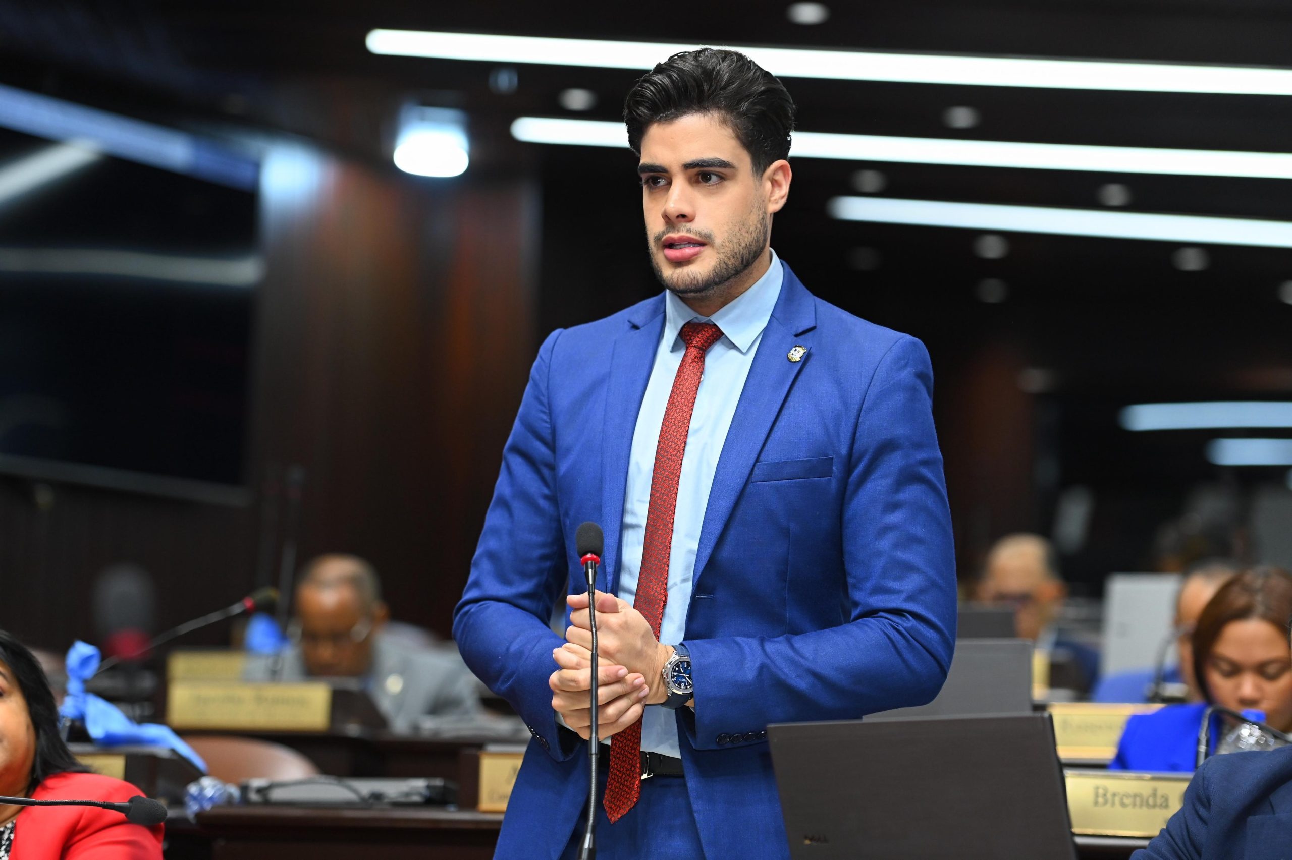Diputado Bray Vargas propone humanizar las autoridades con evaluaciones psicológicas y talleres obligatorios
