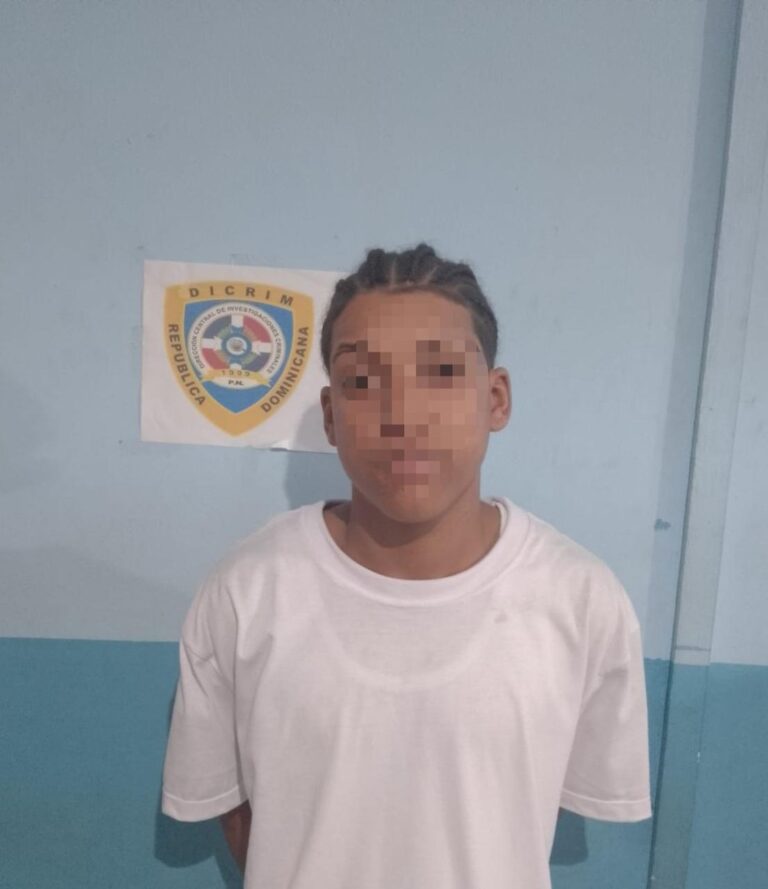 Apresan a joven por asalto a mano armada; le ocupan arma de fabricación casera en Santiago