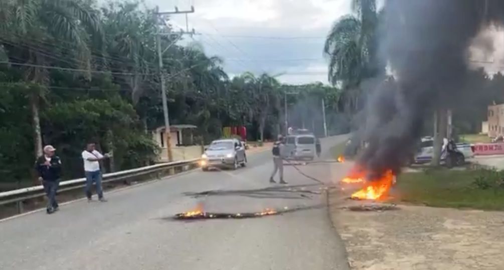 Queman neumáticos en Sabana Grande de Boyá en señal de protesta