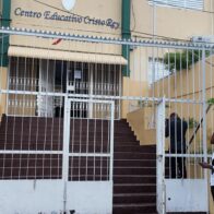 Padres y maestros de Cristo Rey: “Nuestros niños no pueden seguir estudiando entre plafones”