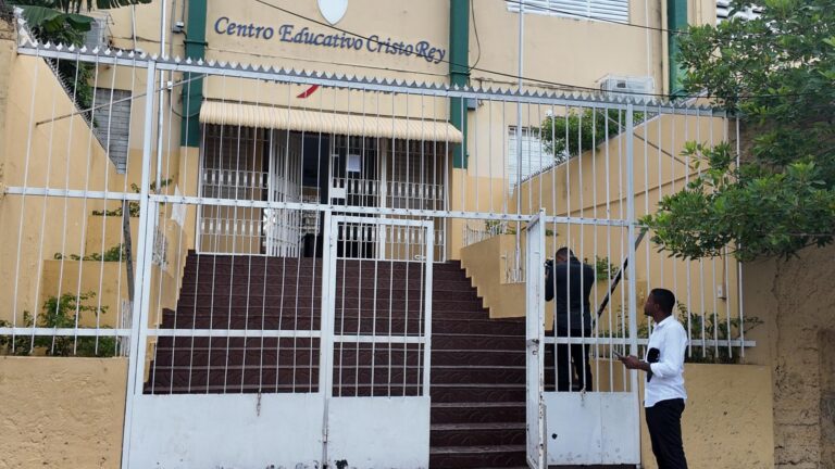 Padres y maestros de Cristo Rey: “Nuestros niños no pueden seguir estudiando entre plafones”