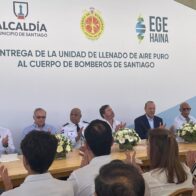 EGE Haina dona equipo de llenado de aire puro a los bomberos de Santiago