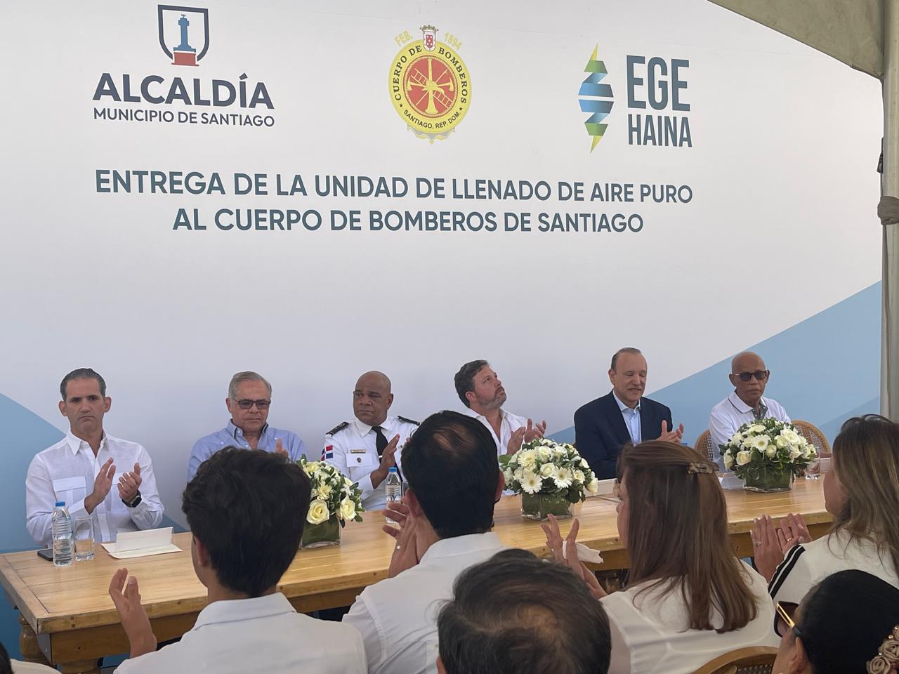 EGE Haina dona equipo de llenado de aire puro a los bomberos de Santiago