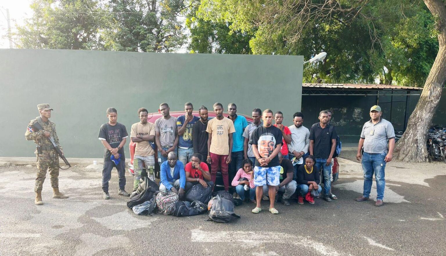 Detienen conductor con 17 haitianos indocumentados en una jeepeta en Mao