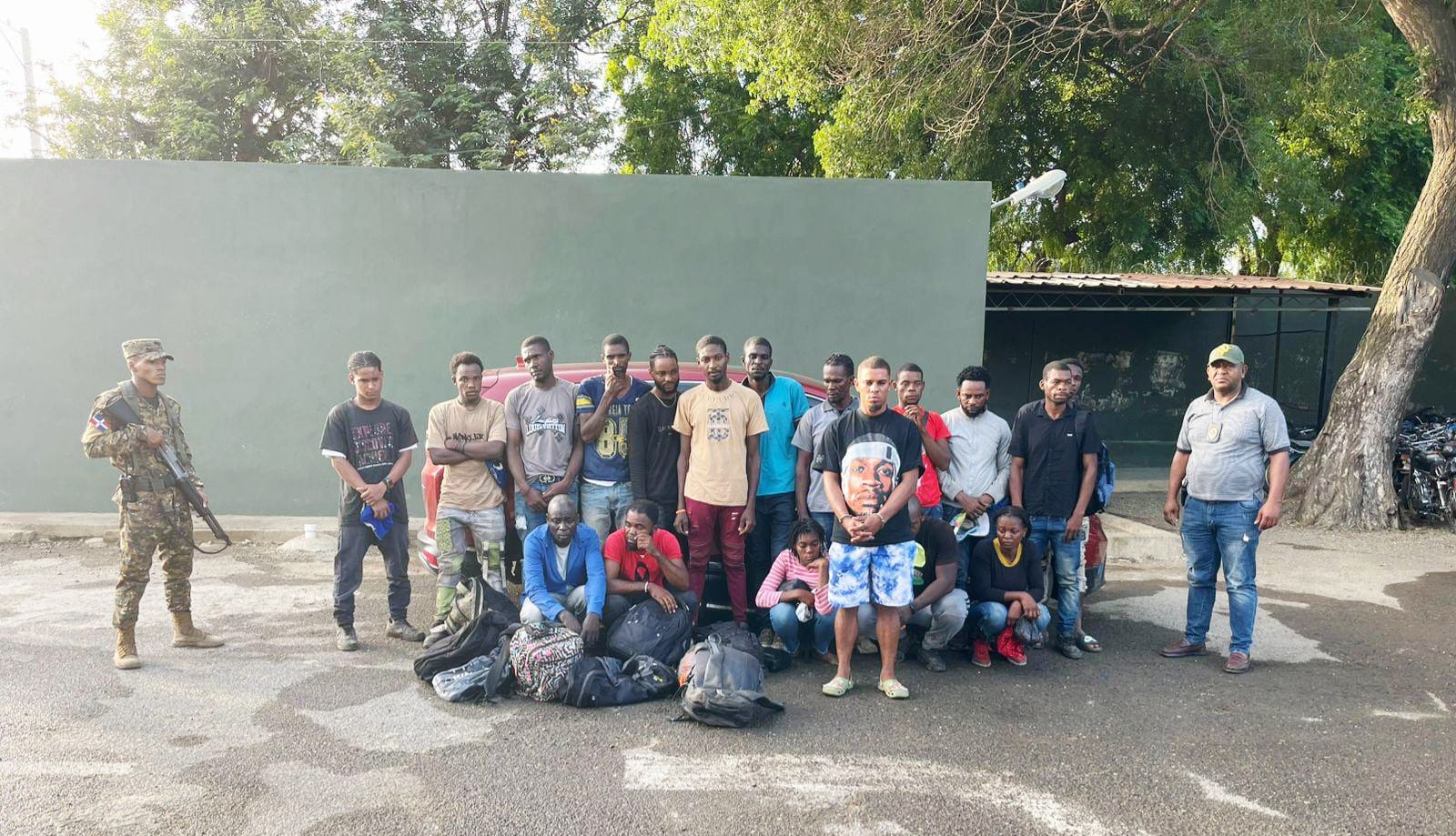 Detienen conductor con 17 haitianos indocumentados en una jeepeta en Mao