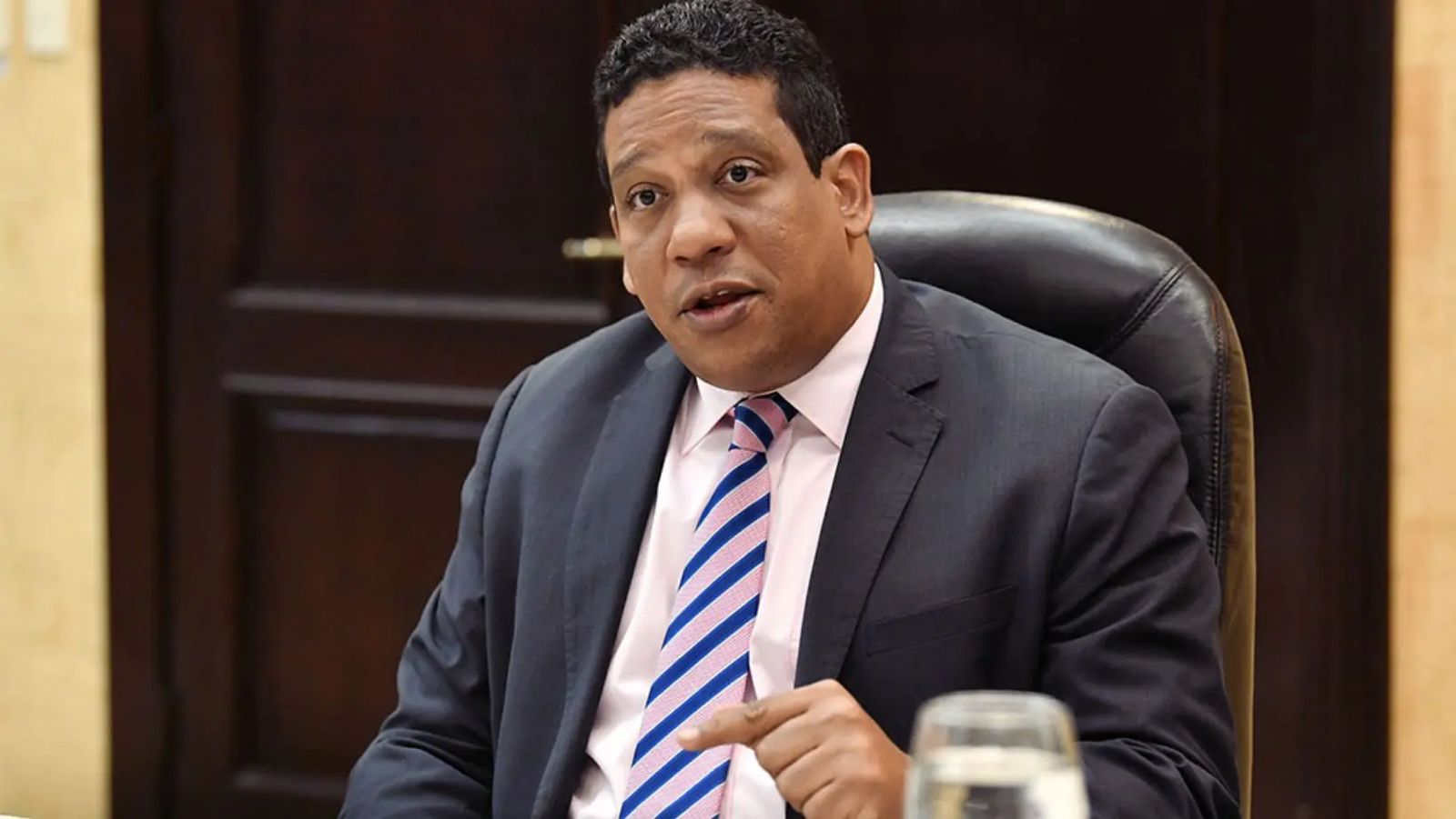 Oposición de Milton Morrison a firmar nuevo contrato con Dekolor, en cumplimiento con la ley, desató jauría de acosos y chantajes