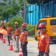 Defensa Civil en Santiago participa en operativo simultáneo de prevención en la autopista del país. Santiago.- La Defensa Civil Dominicana continúa con el gran operativo de prevención que se lleva a cabo a nivel nacional, por instrucciones del Director Ejecutivo, Juan Salas, junto al encargado de operaciones, Delfín Rodríguez. En la provincia de Santiago, el director regional Francisco Arias informó que el personal de la Defensa Civil de esta ciudad, se encuentra activamente instalado en las inmediaciones del Aeropuerto Internacional del Cibao durante este fin de semana (sábado y domingo), como parte de las acciones preventivas y de apoyo a los ciudadanos que coordina el Ministerio de Interior y Policía con otras instituciones De manera simultánea, el equipo sigue recibiendo entrenamientos de inducción, primeros auxilios y manejo de emergencias, reforzando así sus capacidades para dar respuestas eficaces ante cualquier eventualidad que pueda presentarse, tanto en Santiago como en otras provincias de la región. Arias expresó su satisfacción por el compromiso, entrega y disposición de los voluntarios, destacando que “Santiago está activo y preparado para enfrentar cualquier situación de emergencia que se presente. Contamos con hombres y mujeres valientes que siempre están listos para servir”. En ese sentido, indicó que el organismo de socorro, reafirma su compromiso con la prevención, la preparación y la protección de las vidas humanas, trabajando de forma permanente en beneficio de la población