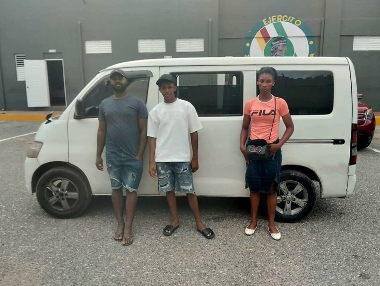 ERD detiene a dos hombres por transportar extranjera en situación migratoria irregular en Azua