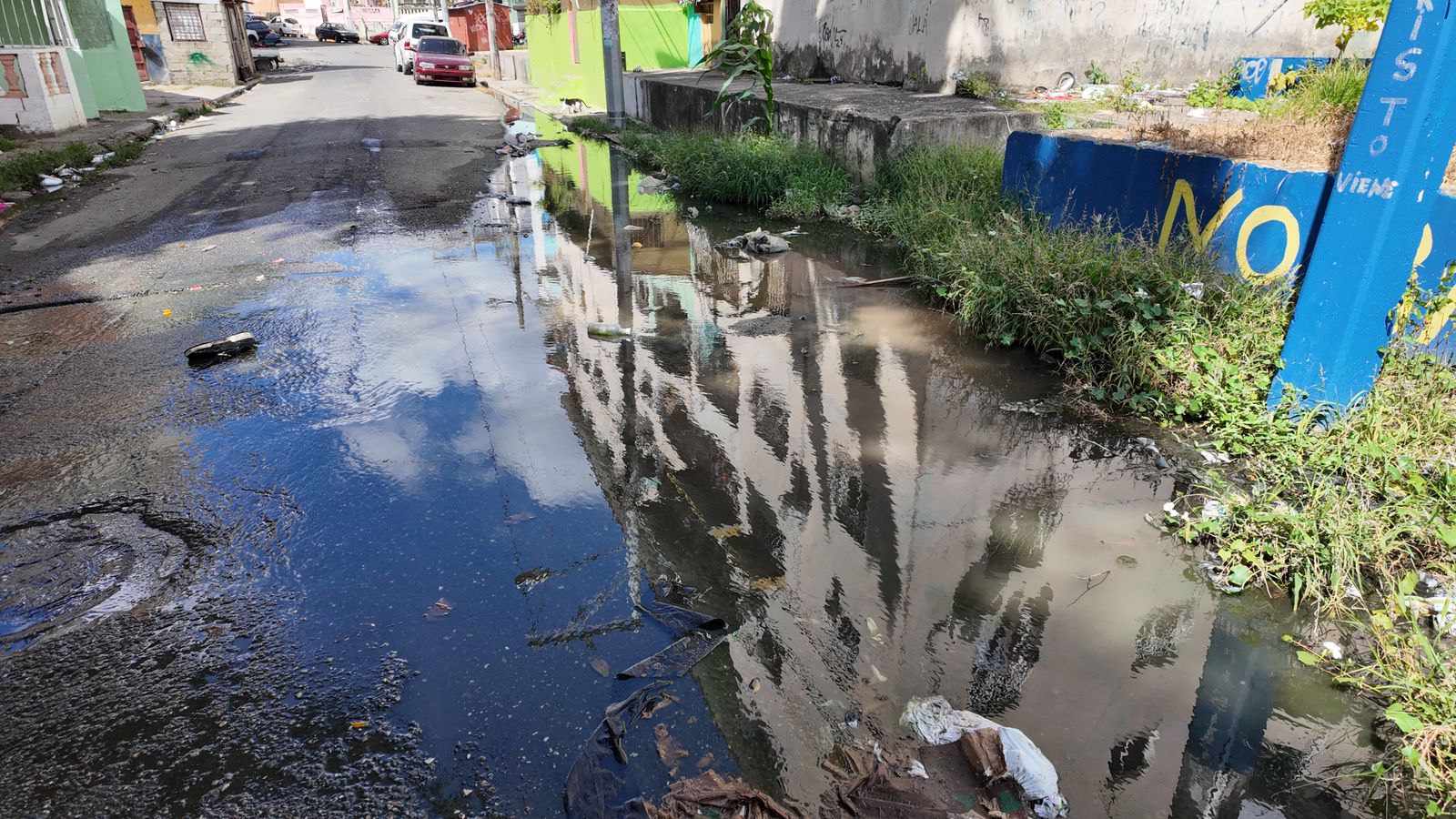 Comunitarios de Guachupita y el 27 de Febrero claman por la intervención de la CAASD ante brote de aguas residuales