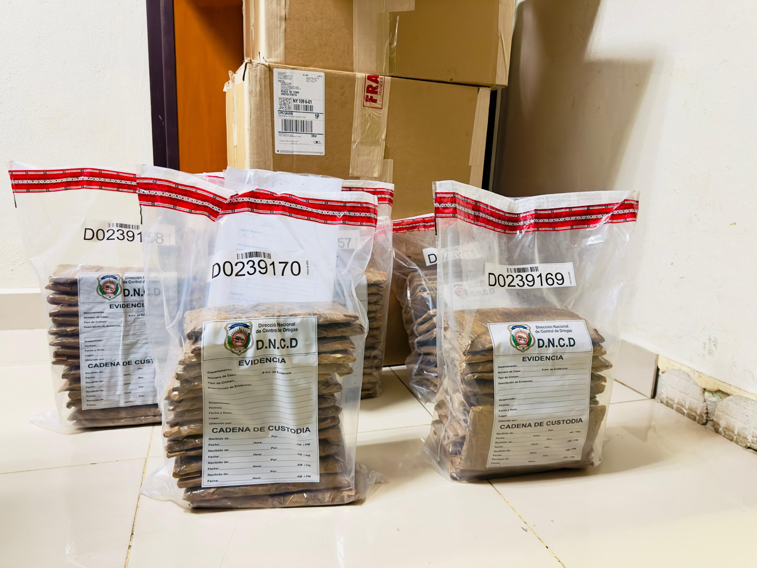 DNCD confisca 75 láminas presumiblemente cocaína camufladas en cajas de tabaco