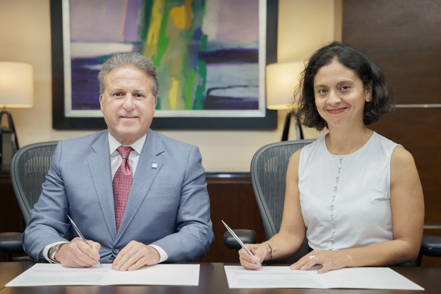 El presidente ejecutivo de APAP y la líder Regional para América Latina y el Caribe de la Iniciativa Financiera del Programa de las Naciones Unidas para el Medio Ambiente (UNEP FI), Mabel González Pacheco, en la sede corporativa de APAP.