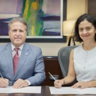 El presidente ejecutivo de APAP y la líder Regional para América Latina y el Caribe de la Iniciativa Financiera del Programa de las Naciones Unidas para el Medio Ambiente (UNEP FI), Mabel González Pacheco, en la sede corporativa de APAP.