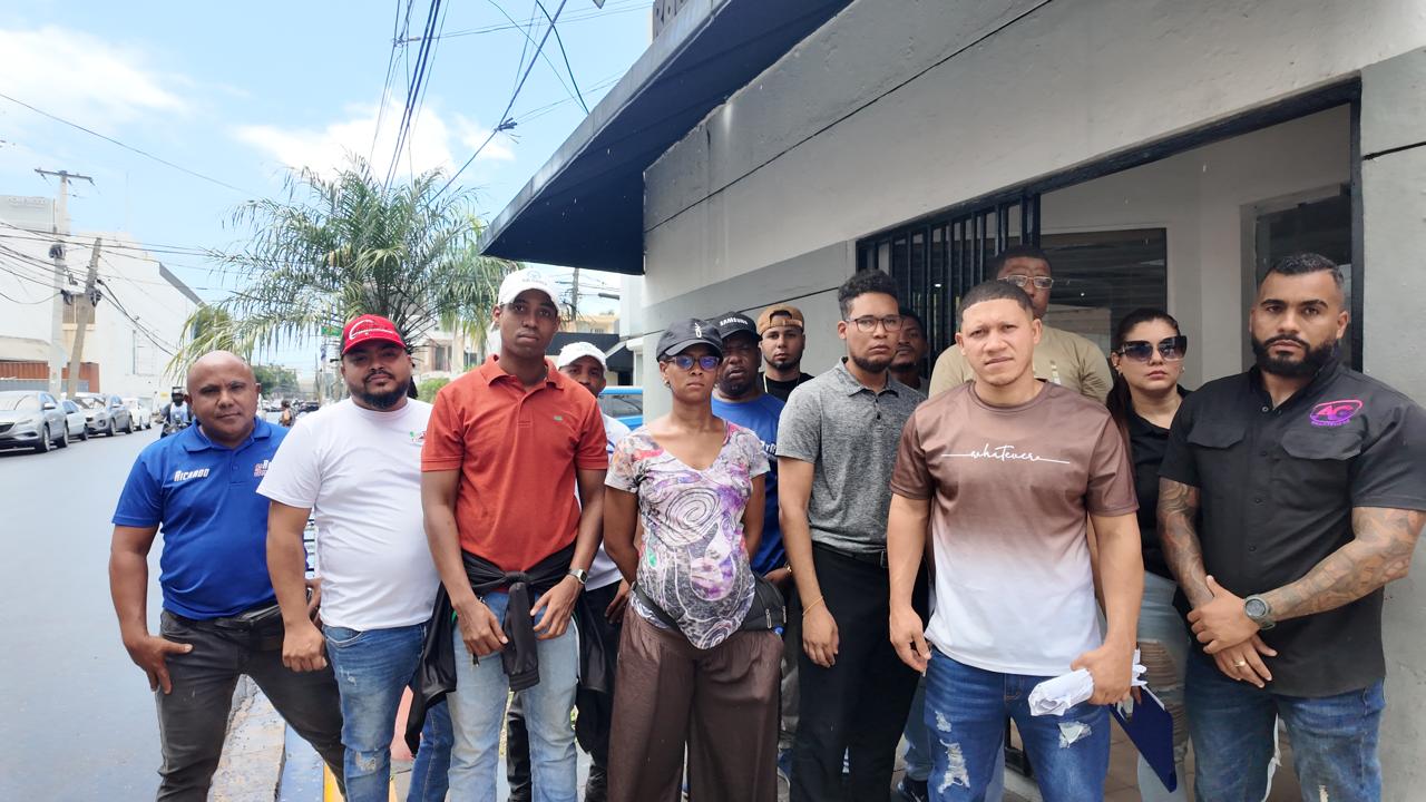 Comerciantes de celulares en SDE denuncian presunto abuso durante allanamientos