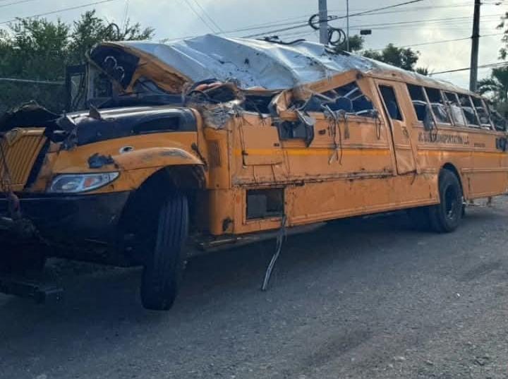 Autobús que se accidentó en Jamao–San Víctor quedó totalmente destruido
